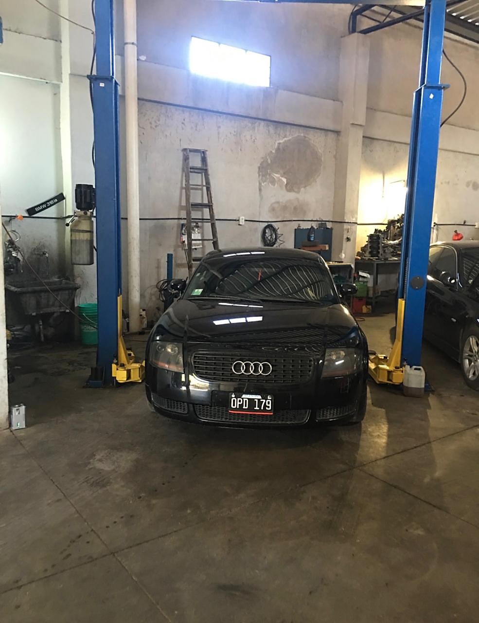 Audi TT sobre elevador