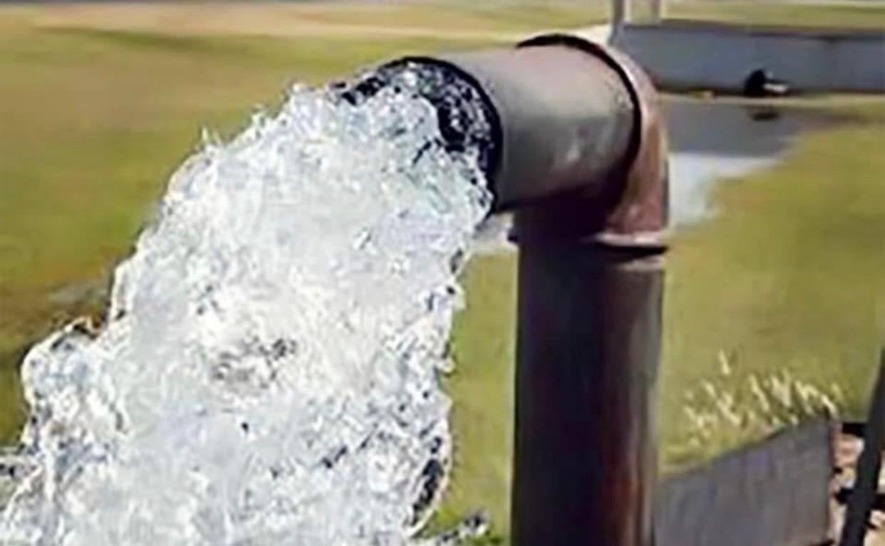 Agua extraída de una perforación