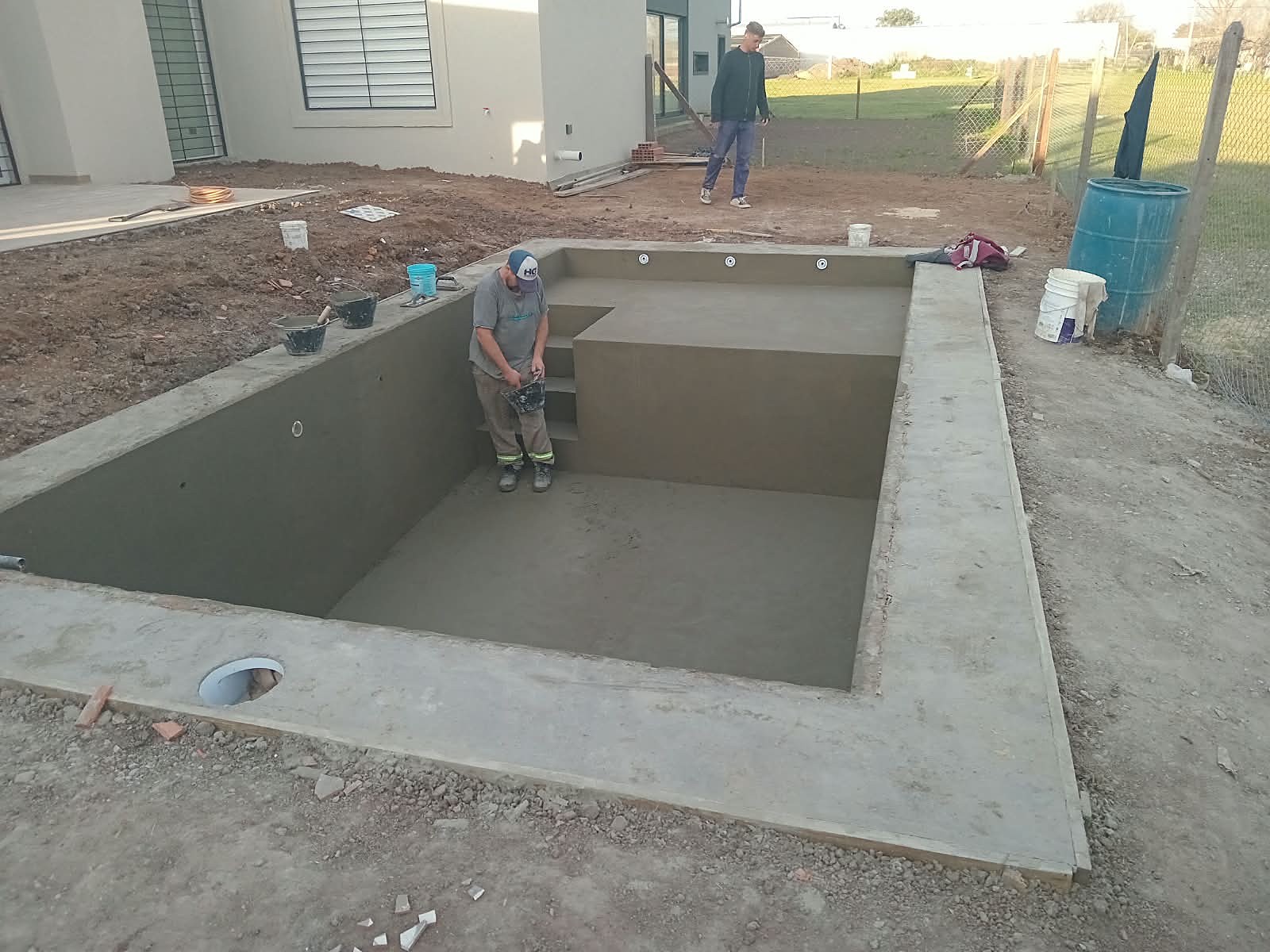 Piscina en etapa final de terminación