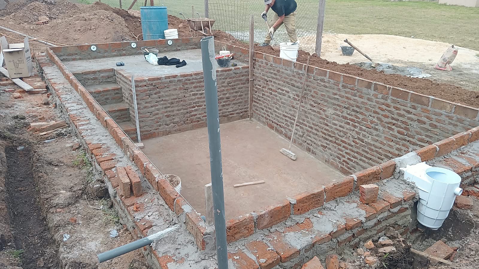 Mampostería de piscina en obra